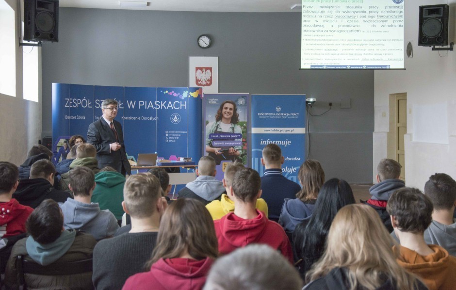 Prelekcja dotycząca legalności zatrudnienia w Zespole Szkół w Piaskach