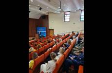 Widok sali konferencyjnej i prelegenta