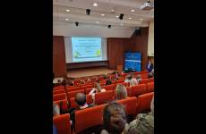 Widok sali konferencyjnej, prelegenta i prezentacji